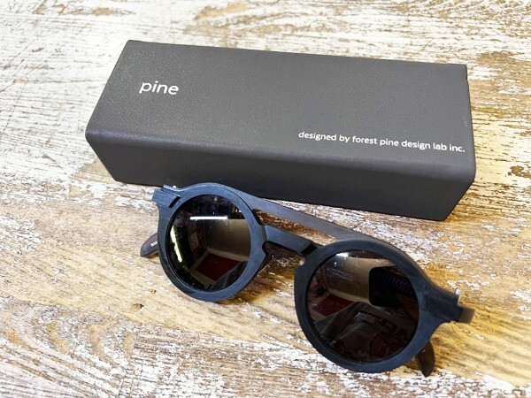 pine/パイン ツーブリッジ ラウンドサングラス #1035 ブラック×グレーカラー サングラス アイウェア ユニセックス レンズ幅44mm ケース付拍卖