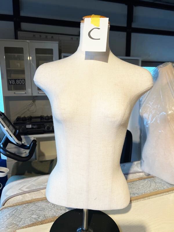 ★芯地張り卓上トルソー 布製半身トルソー 女性型 店舗什器 ウッドヘッドキャップ マネキン ディスプレイ用 洋裁 C★拍卖
