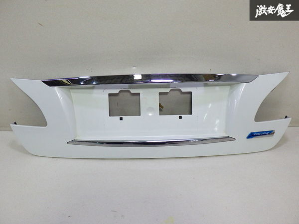 【ストア出品】 NISSAN 日産 純正 HY51 Y51 FUGA フーガ リア センター ガーニッシュ パネル 84810-1ME0A 即納 在庫有 棚2F-L-3拍卖