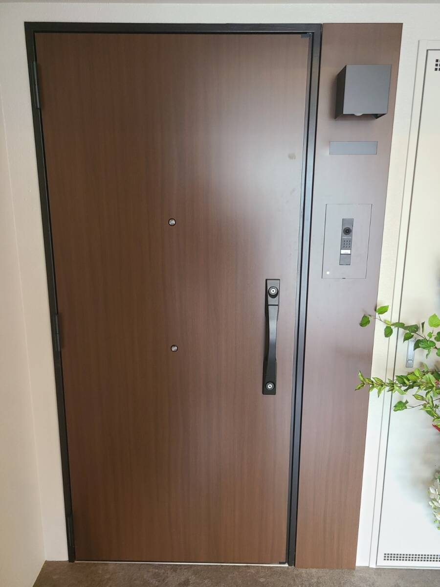 DKM09 - G ◇ 910 * 1975 (枠外) ◇ YKKap ◇ 左吊玄関ドア ◇ 鍵なし ◇ Clavis ◇ クローザー付 ◇ 展示品拍卖