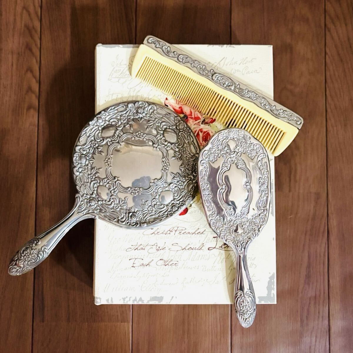 アンティーク調 クラシックなハンドミラーとブラシ&コーム 手鏡 ビンテージ ゴシック レトロ 英国で購入拍卖