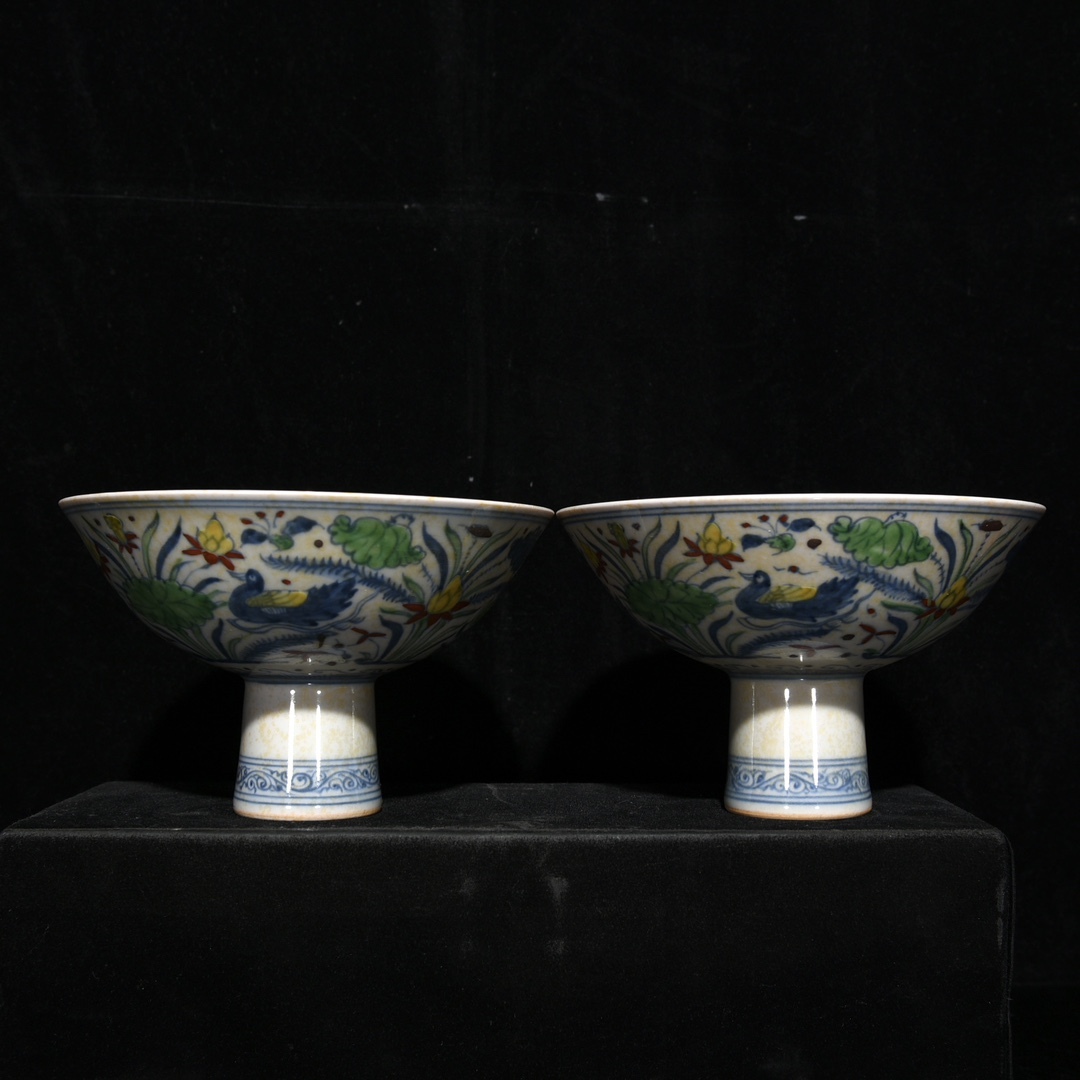 ◆LH602◆大明成化年制 闘彩蓮池鴛鴦紋高足碗 一対 時代物 古玩 唐物 古陶磁器◆拍卖