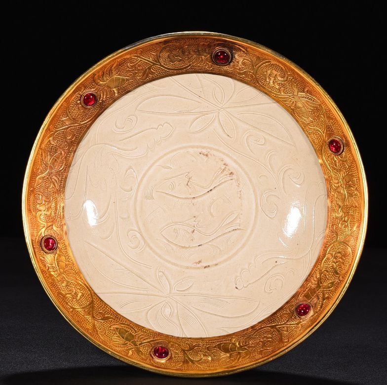 TA382■宋朝時代 定窯包金 嵌寶石 刻魚藻紋盤 時代物 古玩 唐物 古陶磁器■拍卖