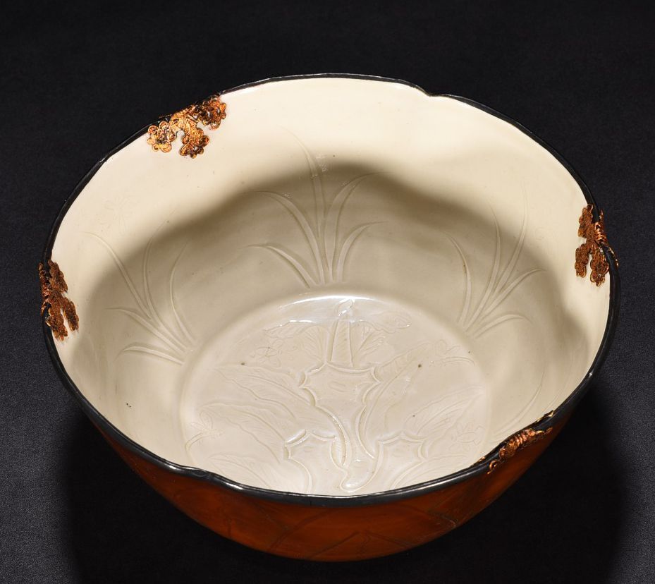 TA385■宋朝時代 定窯紫金釉包金 刻蕉葉花卉紋銀覆輪深鉢 尚食局款 時代物 古玩 唐物 古陶磁器■高さ8.3cm直径19.2cm■拍卖