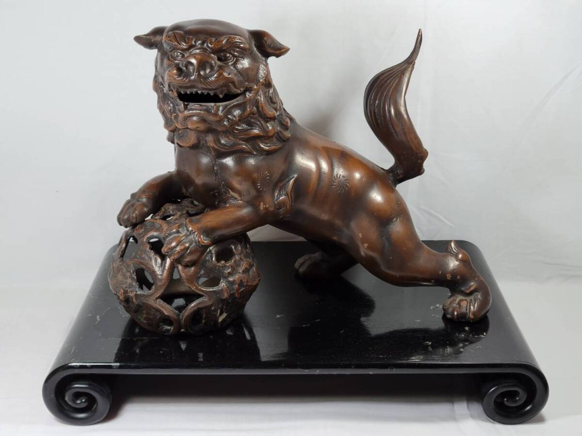 玉獅子 金属製 台付 重さ11.7Kg 置物 床飾り 魔除け 縁起物 40~50年前の中古品拍卖