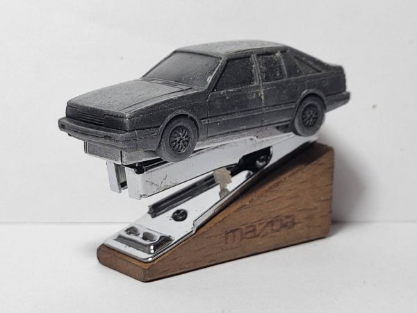 mazda マツダ 「カペラ Capella」 記念グッズ ダイキャスト ホッチキス 非売品 1970年代拍卖