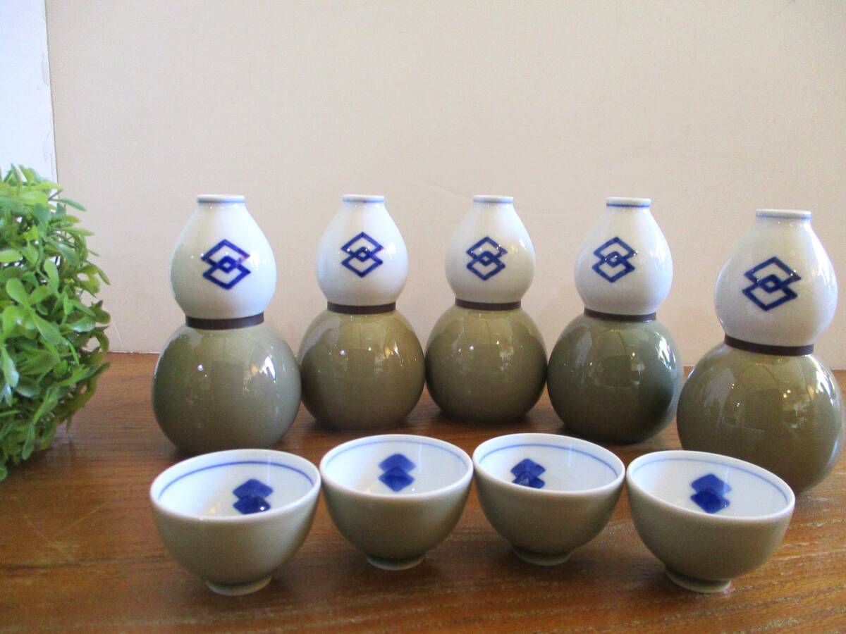 【美品・希少・廃盤品】宮内庁御用達 深川製磁 百年庵 染付紋散し 酒器揃 徳利 5本&お猪口 4個 茶灰釉 有田焼 9点セット 人気 レア 貴重拍卖