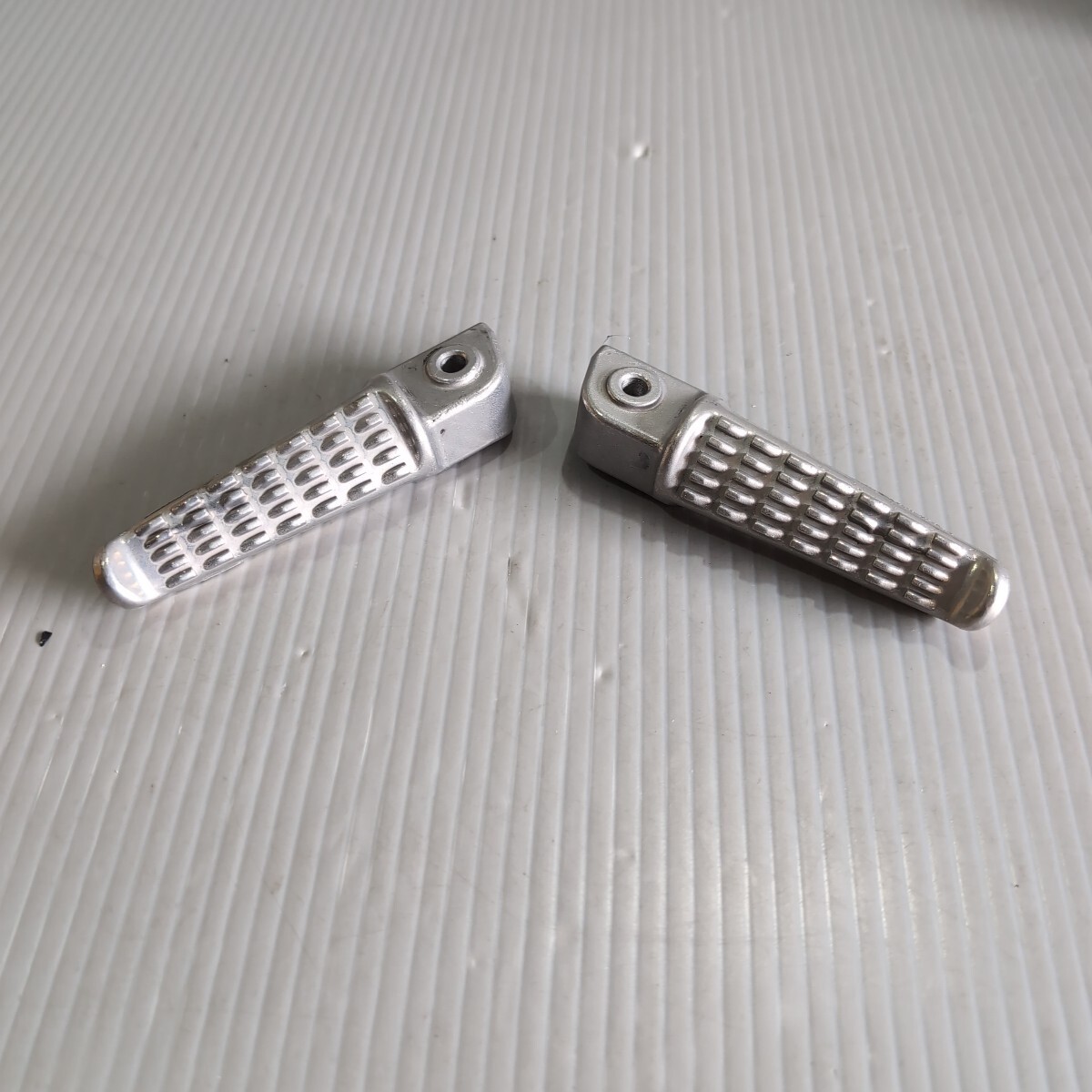 c51 バイク用 タンデムステップ 左右セット 中古品 送料込み カワサキ? 刻印 L1480 L11 R1481 R12拍卖