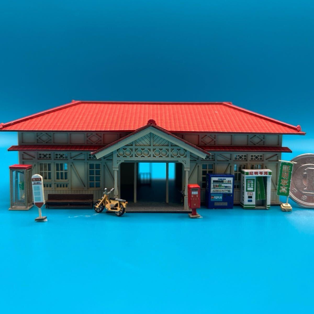 ★1/150★ジオラマ★昭和の駅舎です^ ^★オマケ付き★nゲージ★情景小物☆ジオコレ☆さんけい★公衆電話★ポスト★バス時刻表★鉄道模型★拍卖