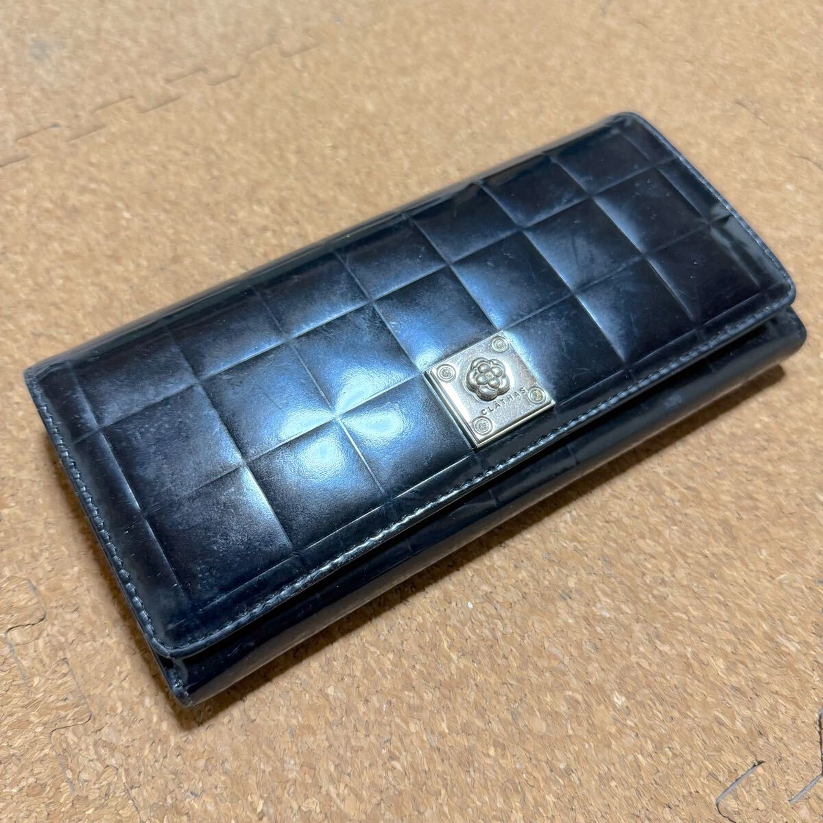 CLATHAS クレイサス 二つ折り財布 ブラック 艶あり ボタン式拍卖