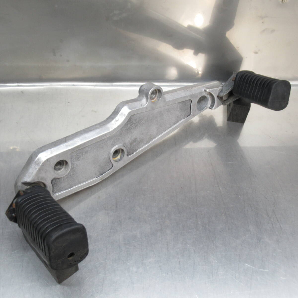 カワサキ KZ1000J KZT00J 純正 ステップ&ホルダーブラケット 左側【080】USA-O-070拍卖