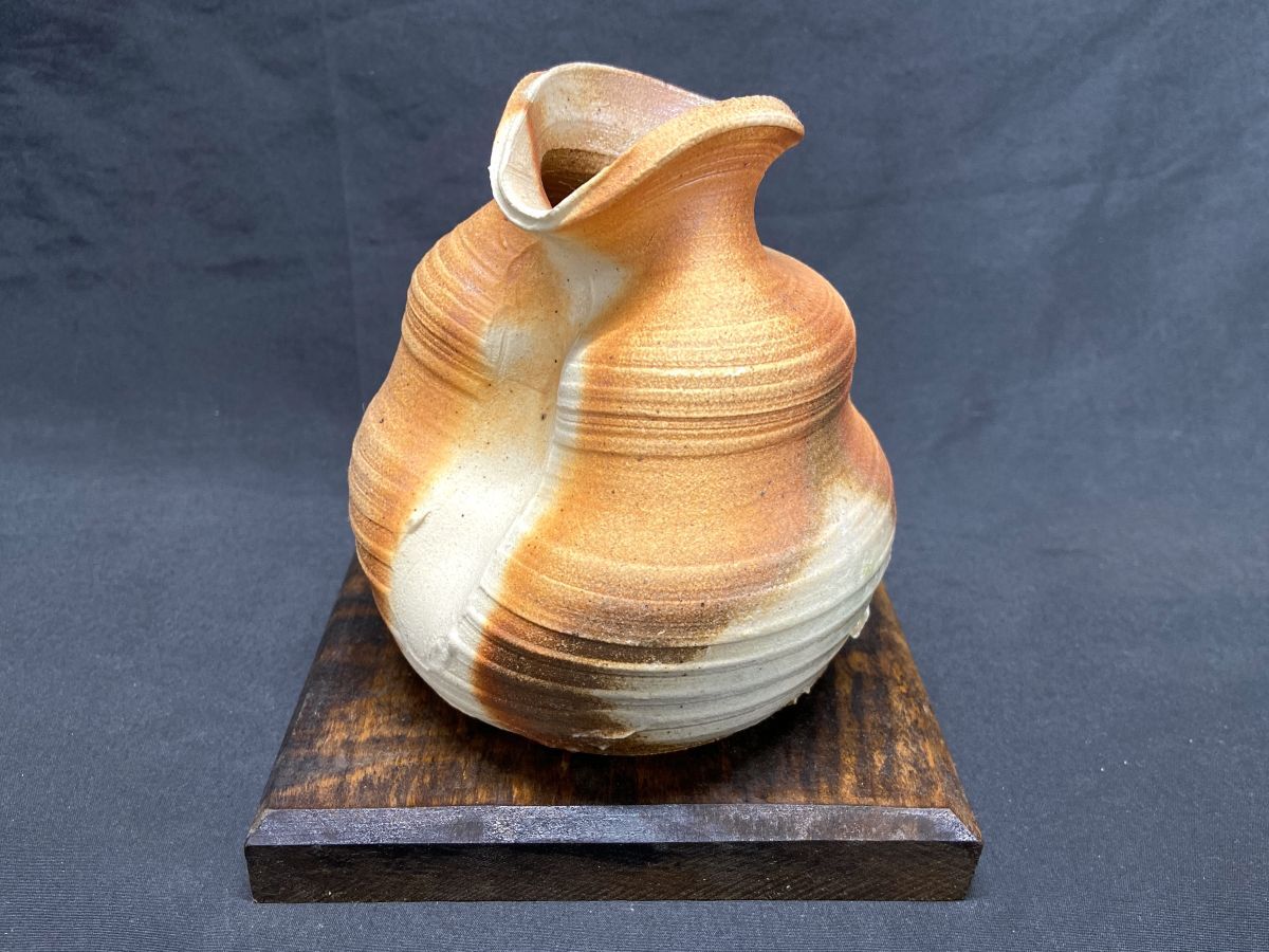 【R478】美品 陶器製 作家物 花瓶 インテリア 置物 和風 木製台座付き 高さ11.2cm 壺拍卖