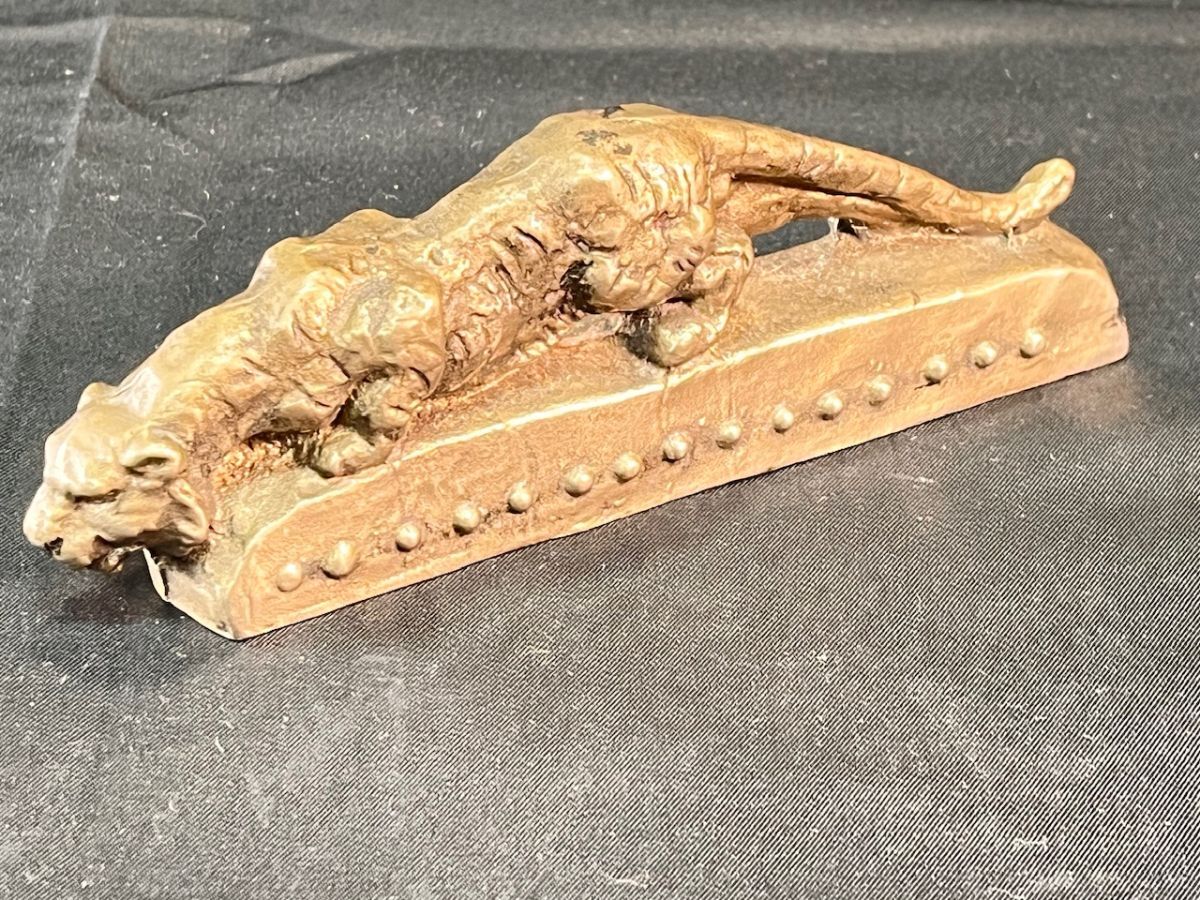 虎文鎮 虎視眈々日本国宝 北村西望作 洋銀虎 13.8×2.5×4.5㎝ 498g 紙ペーパーウェイト 虎 置物 書道具 在銘 文鎮 (20005)拍卖