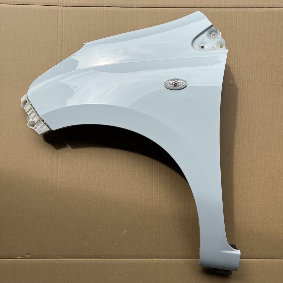 スズキ HA35S アルト エコ ZUD ホワイト H26年式 左 フロント フェンダー拍卖