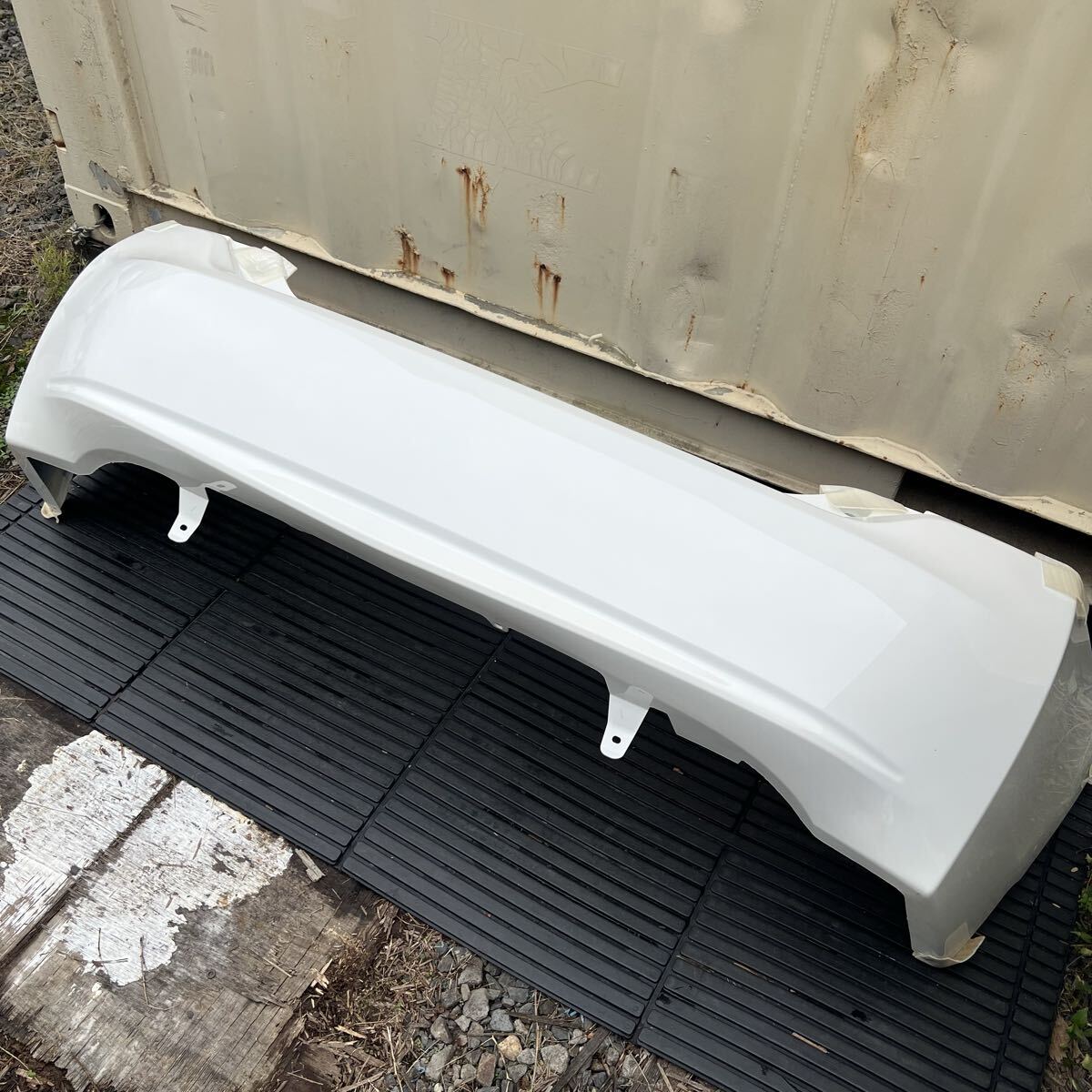 未使用品 プリウス ZVW30 リアバンパー 52159-47050 ホワイト 040拍卖