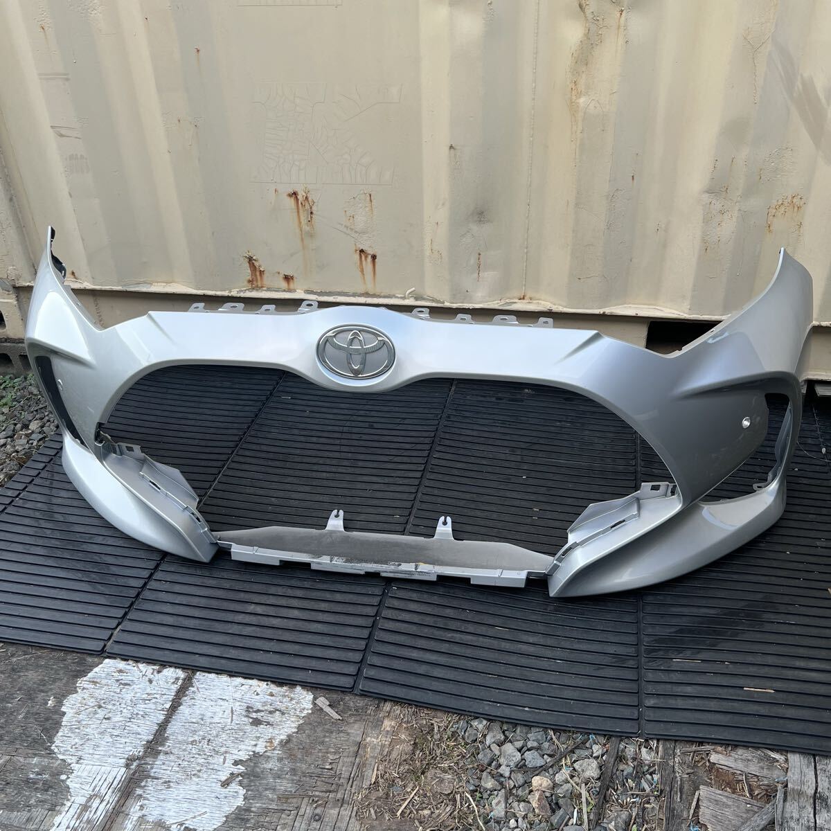 再塗装 美品 トヨタ ヤリス MXPA10/KSP210 純正 フロントバンパー 52119-52E70 シルバー拍卖
