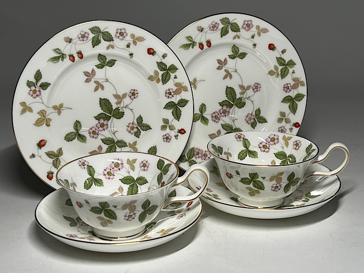 【瑞】ウェッジウッド ワイルドストロベリー カップ&ソーサー2客セット +ケーキ皿2枚拍卖