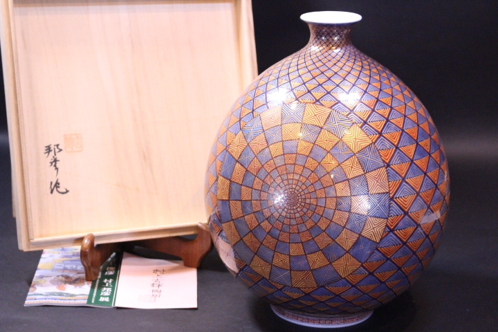 i-7281 村上邦彦作 有田焼 金彩市松鱗紋花瓶 共箱 /村上玄輝 陶房拍卖