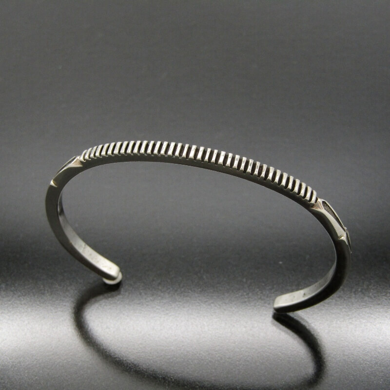 美品 Jennifer Curtis ナバホ族 バングル スタンプワーク ジェニファーカーティス ブレスレット メンズ レディース 28010959拍卖