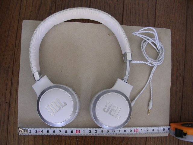 ■LIVE460NC JBL Bluetoothステレオヘッドフォン 白 音出し確認品(確証提示) 有線ケーブルつき パッド切れあり 動くが完全JUNK品拍卖