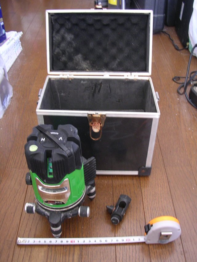 ■MALMAX グリーンレーザー墨出し器 三脚アダプタ/ボロの保護ケースつき バッテリーなし 機能しますが完全JUNK品拍卖
