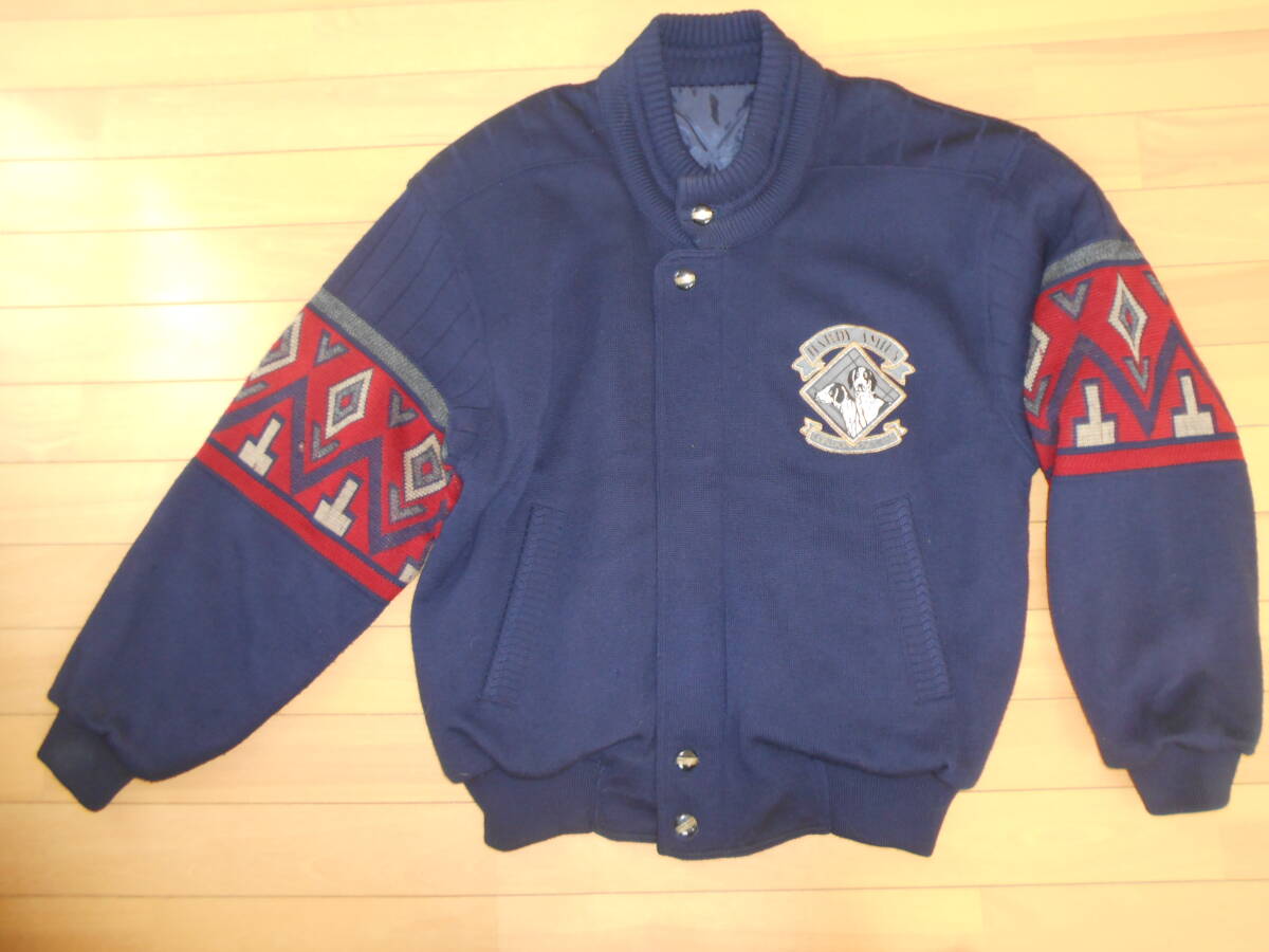【特別価格】HARDY AMIES no.R-50008-9 左胸ワッペン&ジャガード スタンドカラーニットスタンドブルゾン 日本製★紺エンジ灰sizeL★拍卖