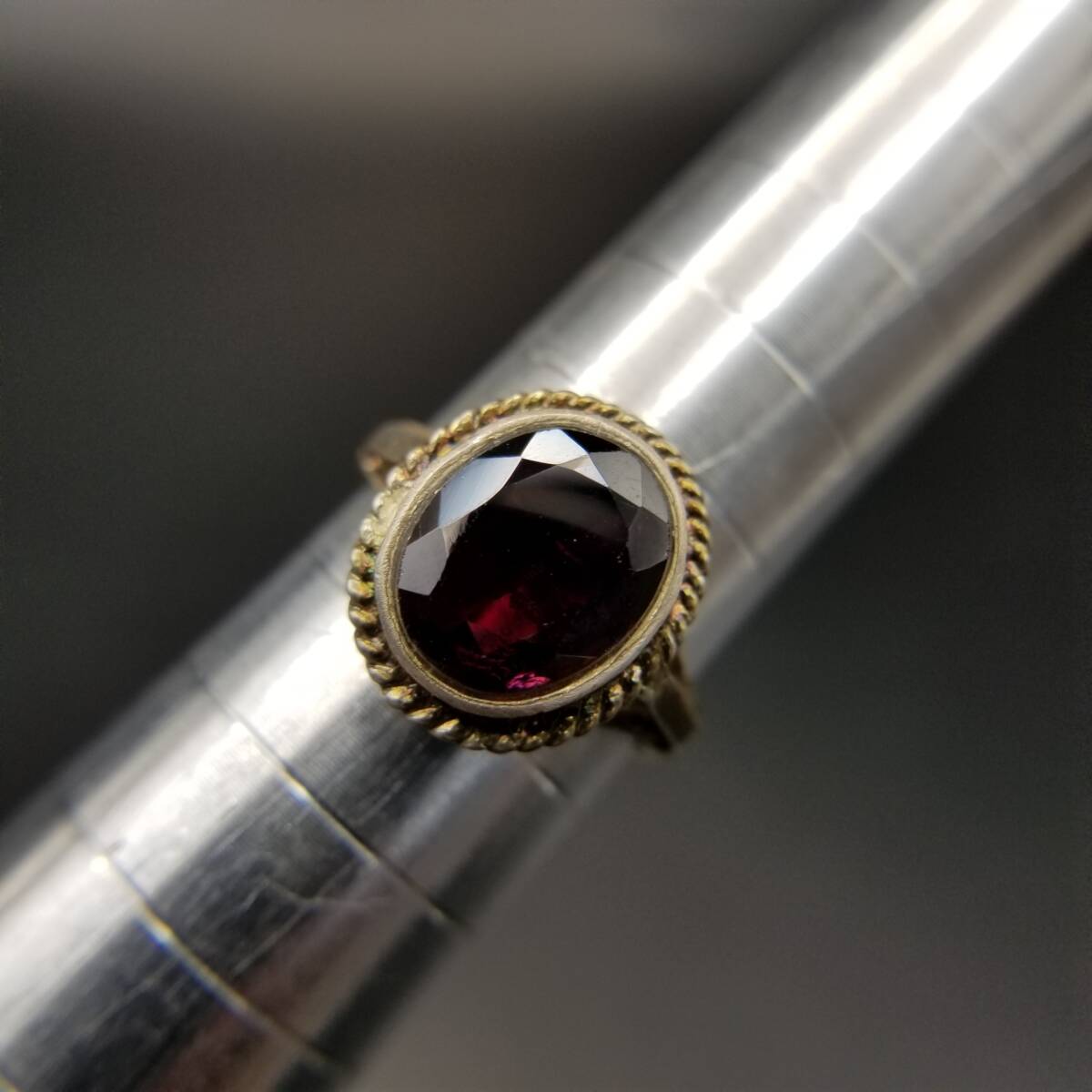 1977年 英国 ヴィンテージ ガーネット オーバル ファセット 925 シルバー リング 指輪 銀 ロープリム クラシック ソリテール London R16-R拍卖