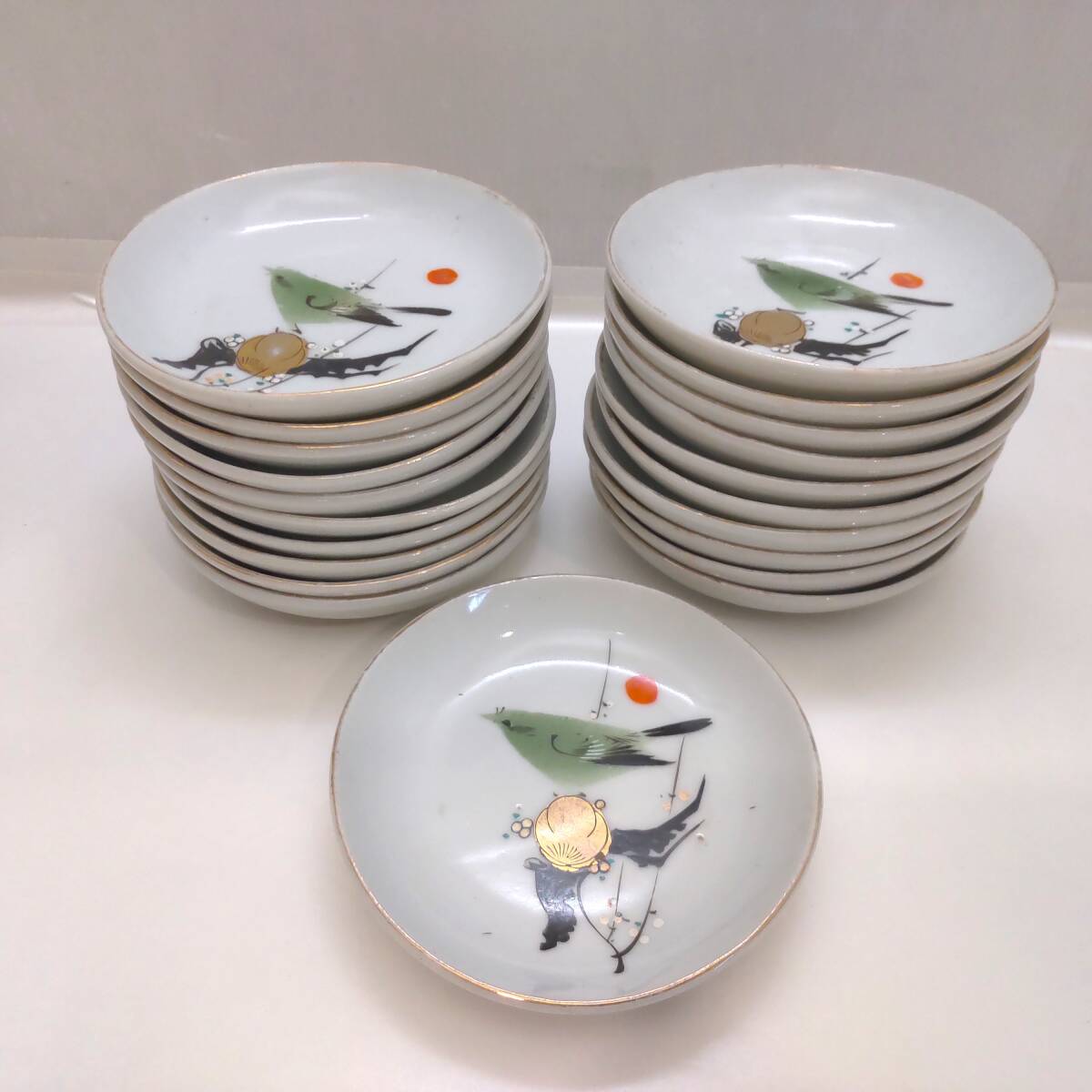 Y101605■色絵 ウグイス 梅 小皿 計21枚 直径約10.5cm 金彩 丸皿 鶯 うぐいす 鴬 骨董 皿 飾皿 絵皿 陶磁 陶芸 ひび割れ2枚あり■拍卖