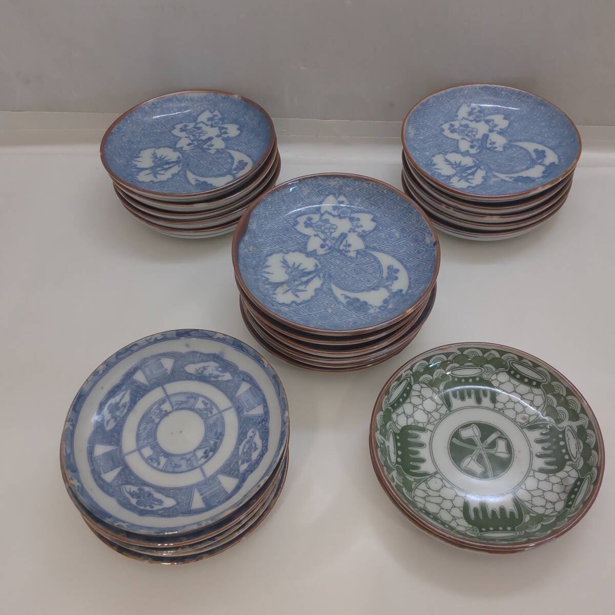 Y101604■古い 小皿 3種 計24枚 直径約11cm 印判皿? 丸皿 骨董 皿 飾皿 絵皿 陶磁 陶芸■拍卖
