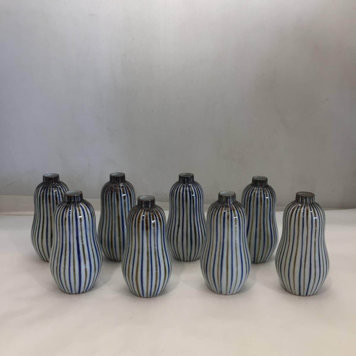 F102102◎九谷 幡山 徳利 とっくり 8個 酒器 一輪挿し 花瓶 横約6.5~7㎝×高さ約13㎝ 口径約2㎝◎拍卖
