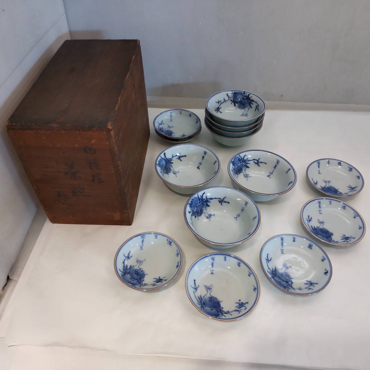 Y102701■在銘 陶華園製 染付 茶碗 7客/ 小皿 7枚 セット 共箱?入り 共箱の箱書き不明 ヒビ欠けあり■拍卖