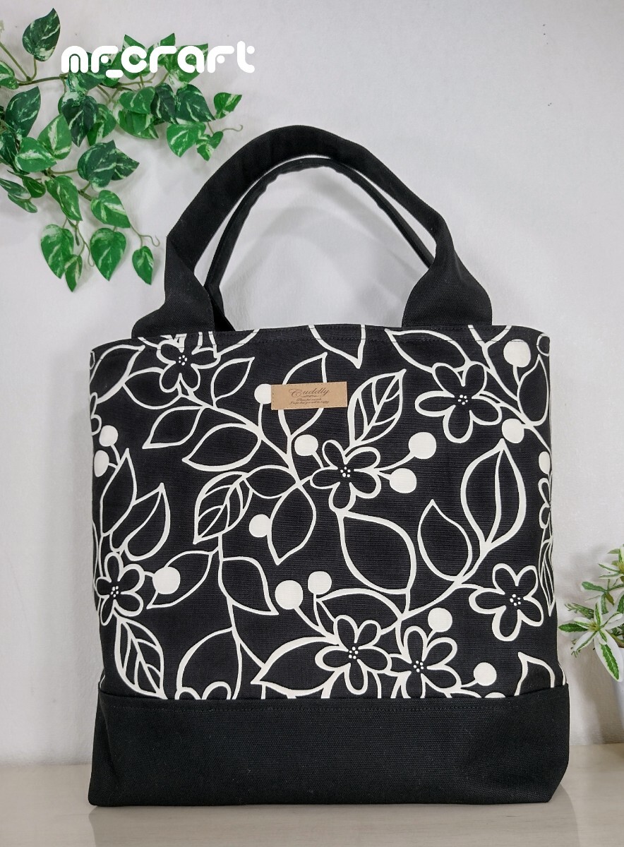 ★ハンドメイド★ トートバッグ 黒地に花模様のトート モノクロ パッチワーク拍卖