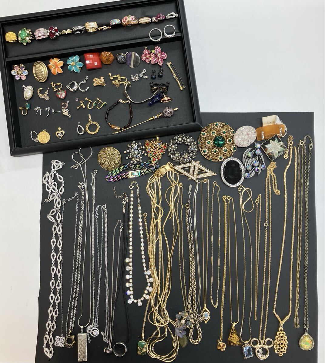 jまとめ66 メッキ アクセサリーまとめ  イヤリング ピアス ネックレス ブローチ ブレスレット リング イミテーション 697.5g拍卖