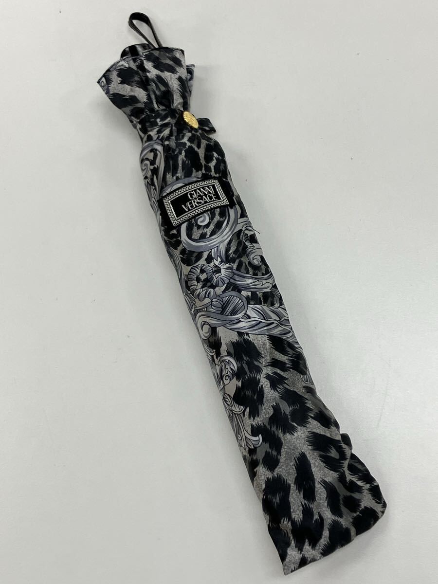 j9e235 GIANNI VERSACE 折り畳み傘 傘 雨傘 ブラック系 ジャンニヴェルサーチ 保存袋あり拍卖