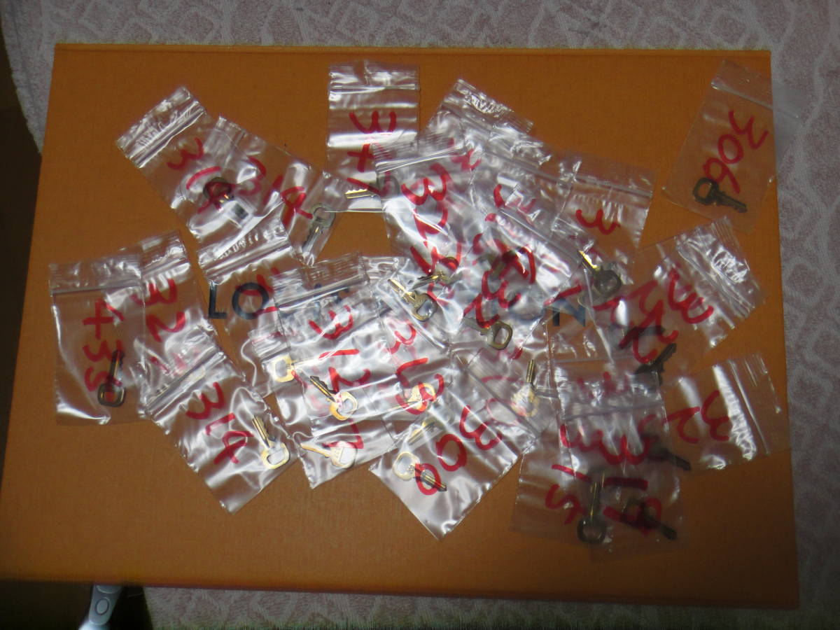 出品最安値 ルイ・ヴィトン キー NO.を選んで購入 カギ かぎ 鍵 ロック キー カデナ パドロック 南京錠 鍵 ゴールド金具 LOUIS VUITTON拍卖