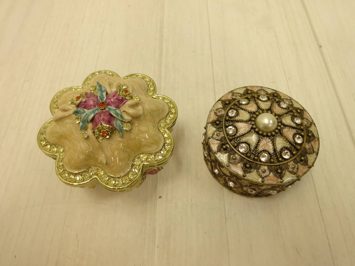 雑貨祭 小物入れ ジュエリーケース 2点 おまとめ 花 ラインストーン パール インテリア アンティーク調 エレガント 現状品 長期保管品拍卖