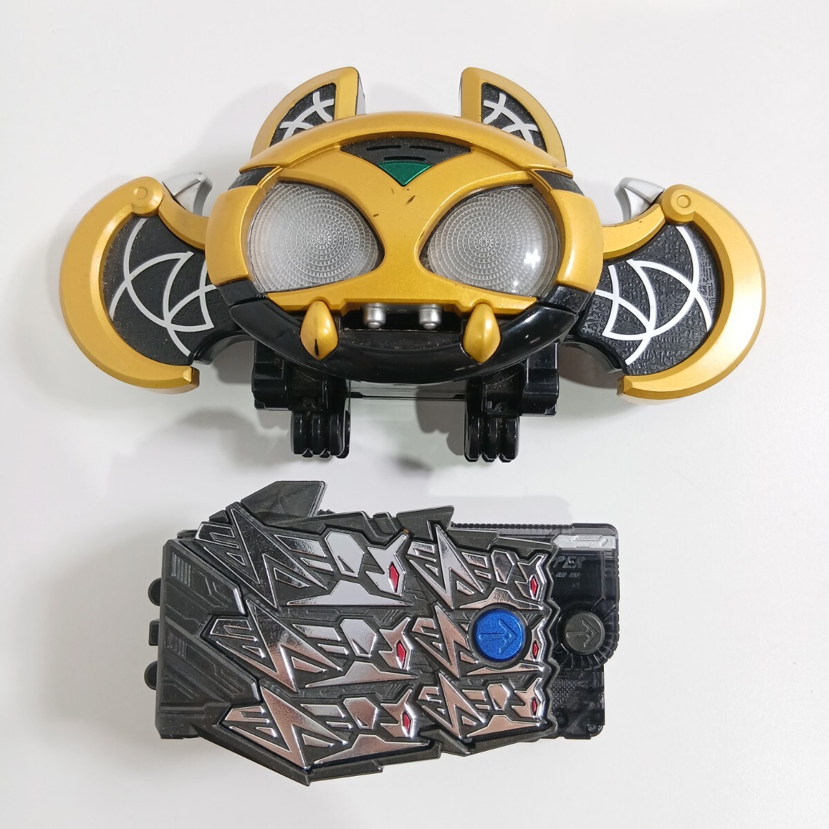 #714 仮面ライダー 変身ベルト 仮面ライダーゼロワン DXメタルクラスタホッパープログライズキー 仮面ライダー剣 キバ/引き取り大歓迎拍卖