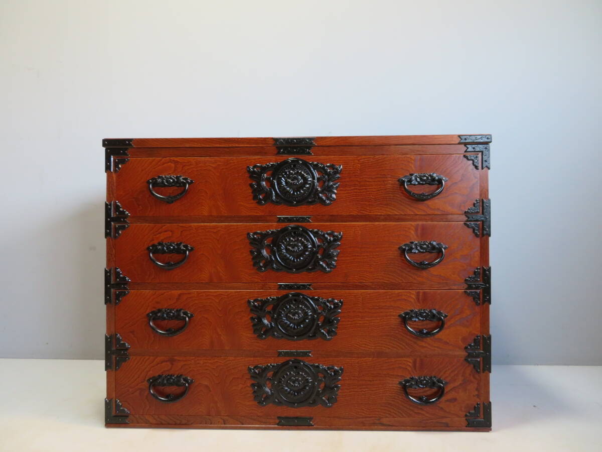 欅 漆塗り 仙台箪笥 牡丹金具 南部鉄器金具 中桐 伝統工芸 民芸 鍵付き ローチェスト ローボード /岩谷堂 欅産業拍卖