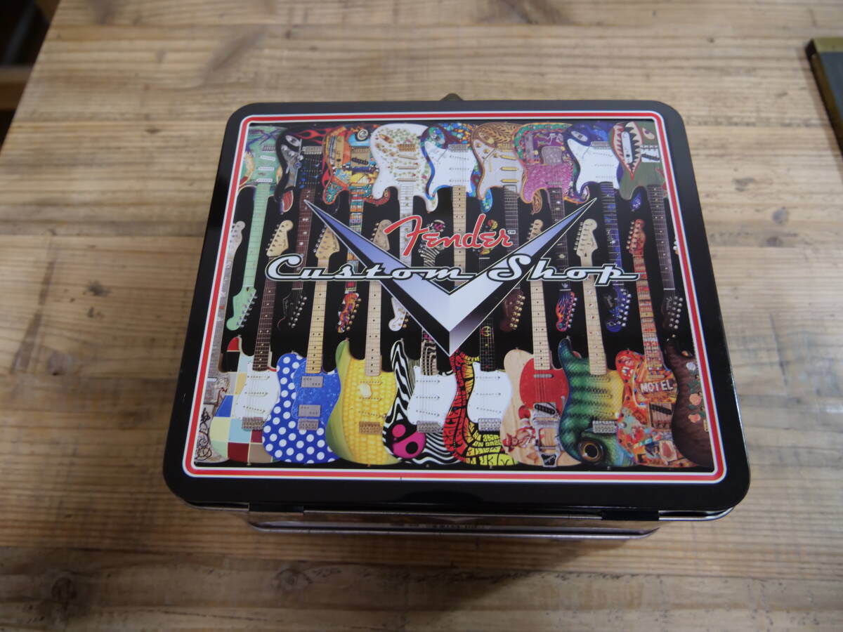 Fender Custom Shop ブリキ缶  ボール  ストラトムック本  カレンダー2種  まとめて   拍卖