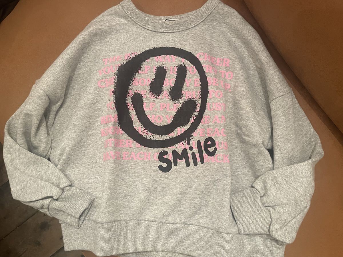 セールです新作☆NeWoニードルワークススマイルトレーナー3224203グレー 120㎝拍卖