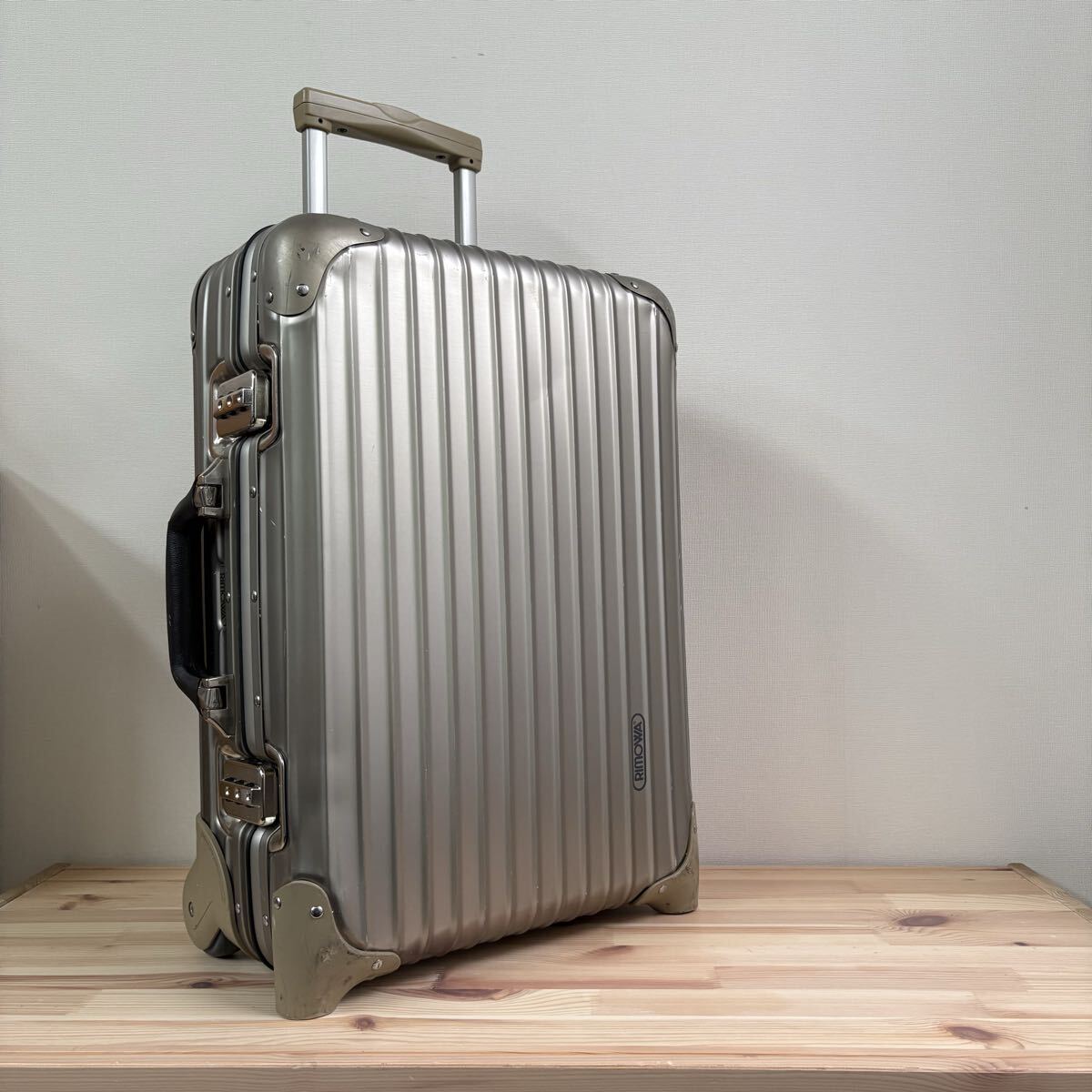希少 RIMOWA TOPAS CABIN PREMIUM TROLLEY TITANIUM 32L リモワ トパーズ プレミアム トロリー チタニウム 32L 2輪 キャリーケース拍卖
