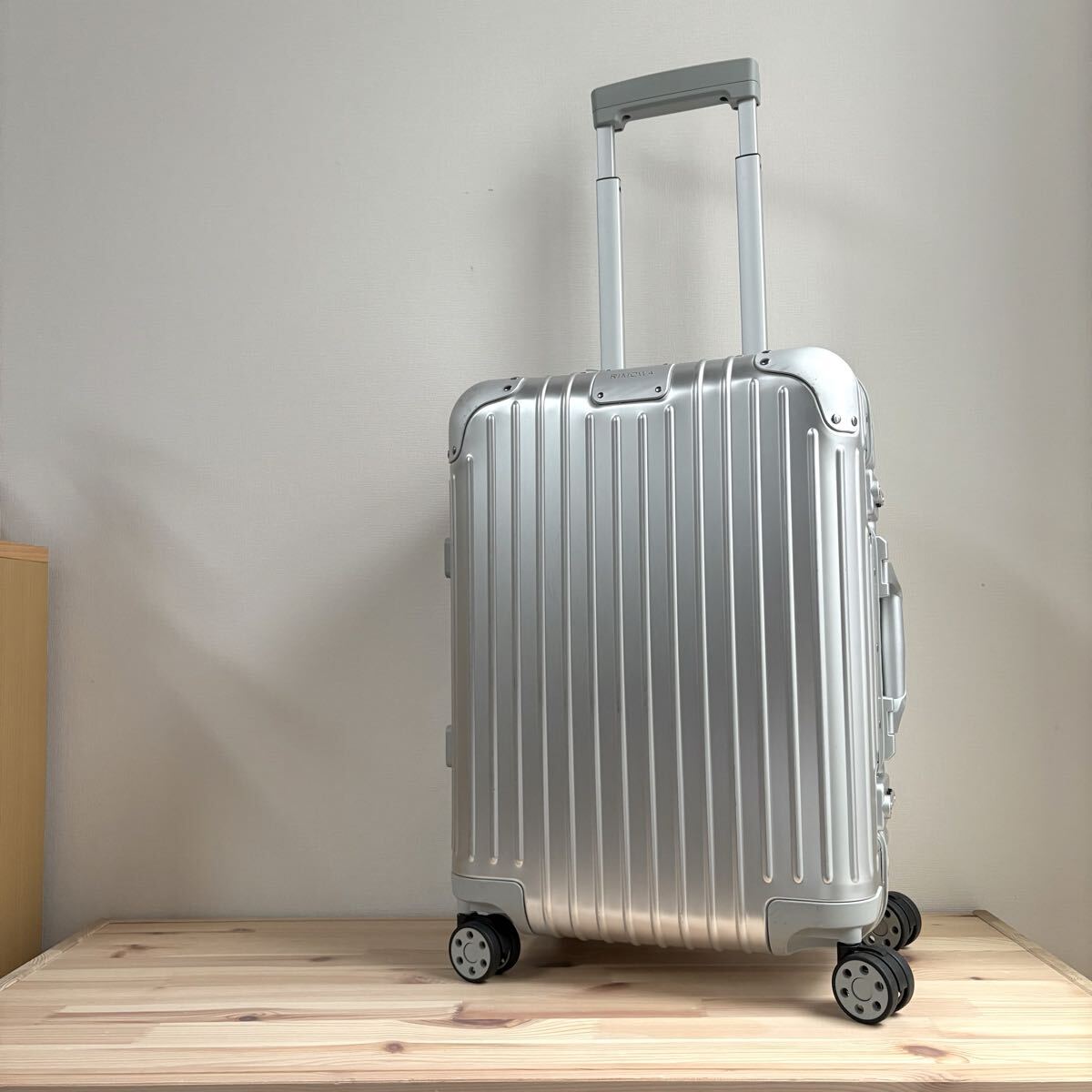 保証付き・美品 RIMOWA ORIGINAL CABIN 35L リモワ オリジナル キャビンシルバー キャリーケース拍卖