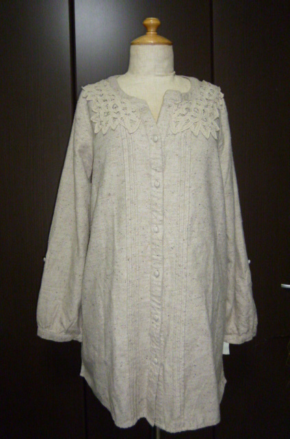 未使用タグ付。衿ぐりバテンレース付ピンタック入シャツチェニ拍卖