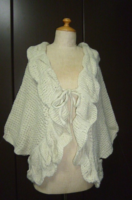 未使用タグ付。ベージュ色衿ぐり裾フレアードルマリン型カーディ拍卖