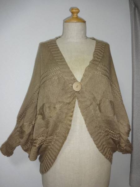 カーキベージュ色ケーブル編み×透かし編入ドルマリン型カーディ拍卖