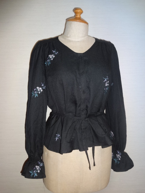 alicia PAGE BOY黒花刺繍W切替紐リボン付ブラウス拍卖