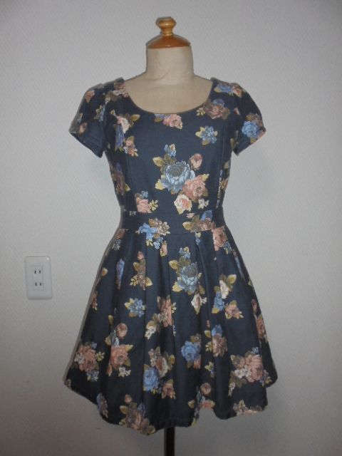 Dazzilnグレー色バラ柄W切替タックプリーツミニOP拍卖