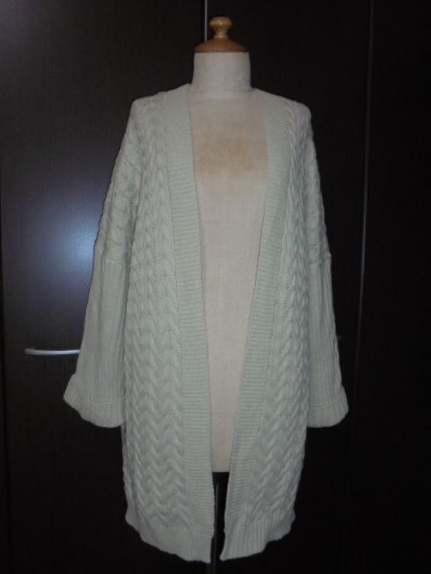 未使用タグ付。ベージュ色ケーブル編袖切替リブ編袖口折返しカーディ拍卖