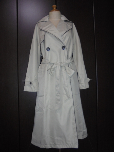 未使用タグ付。ベージュ色パイピングロングトレンチコート拍卖