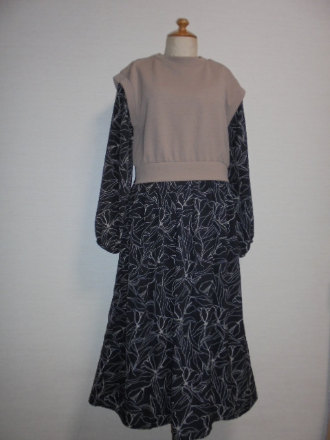 未使用タグ付。黒花柄身頃ベスト風カフェオレ茶色レイヤードOP拍卖